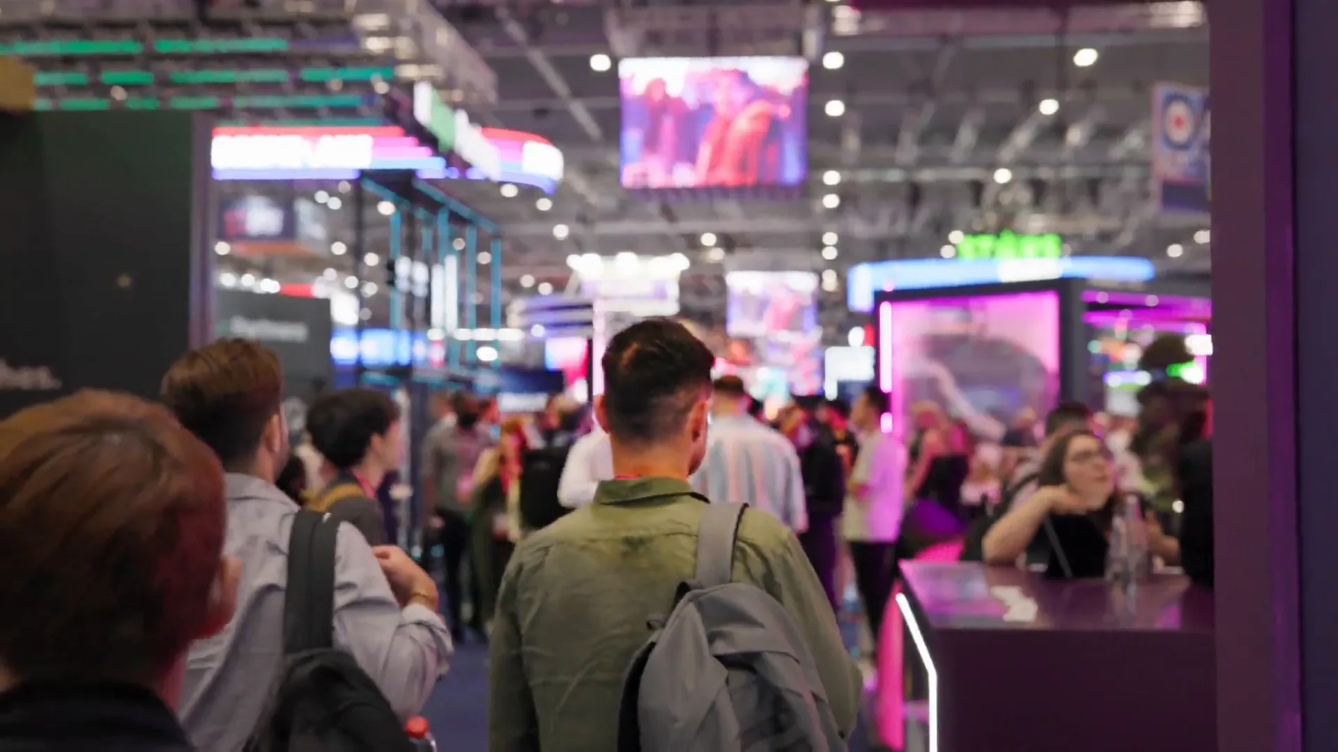 Visitors moving through the iGB L!VE exhibition floor